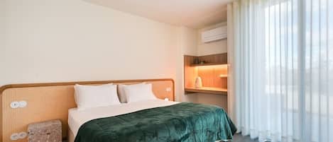 3 bedrooms, desk, iron/ironing board, Internet