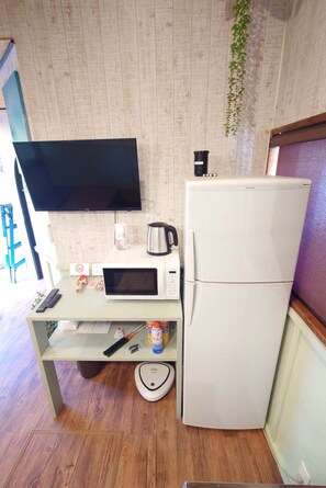 Fridge, microwave, stovetop, cookware/dishes/utensils