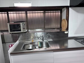 Kjøleskap, mikrobølgeovn, kokeplater og kjøkkenutstyr