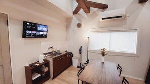 Dining - in a cottage with family friends / Hyuga Miyazaki (Hyuga)