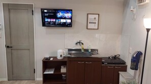 Refrigerador, microondas, parrilla de estufa y utensilios de cocina