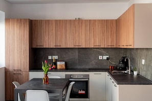 Fridge, oven, stovetop, dishwasher