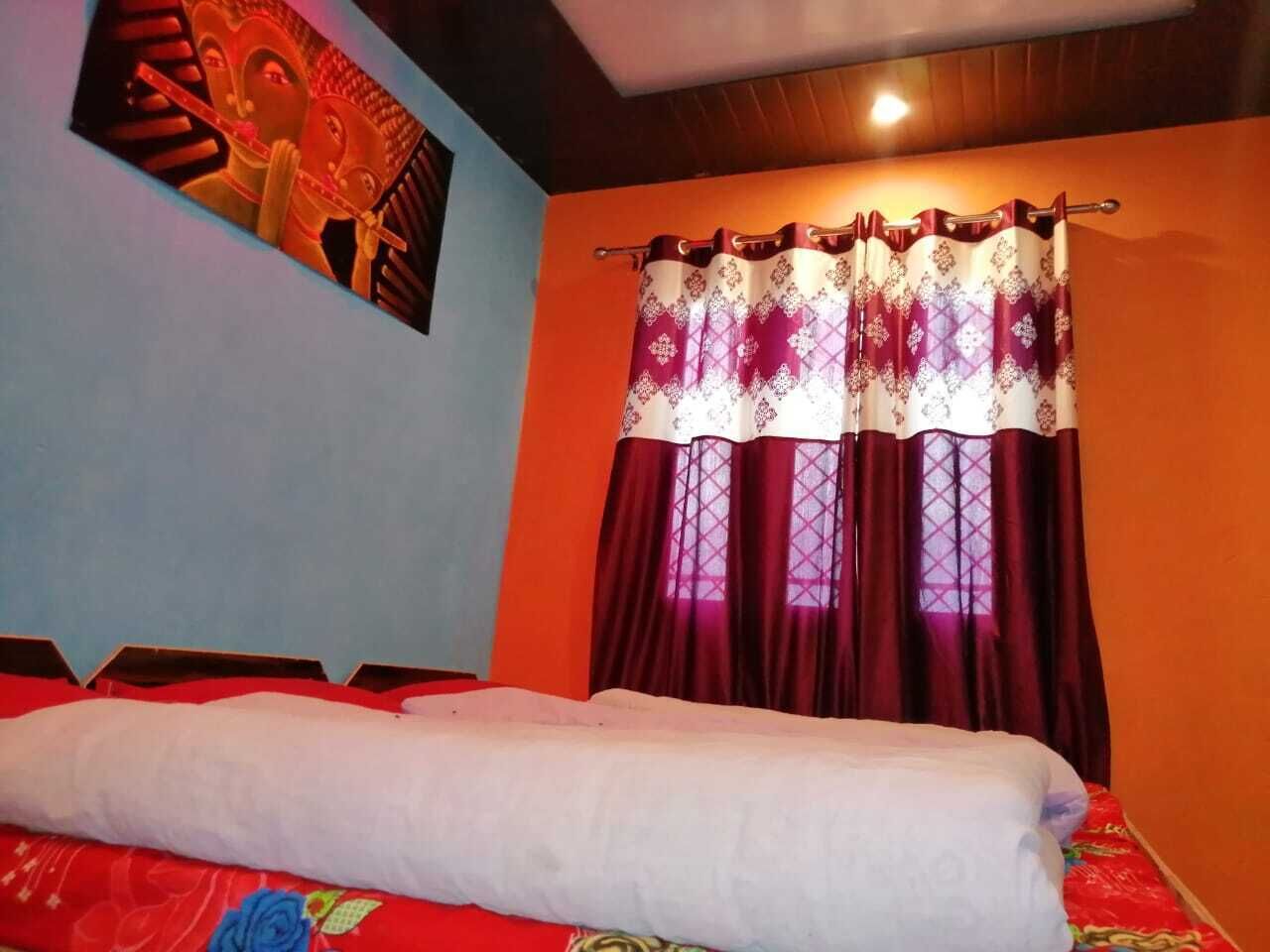 Une pièce avec un lit, un tableau au mur et une fenêtre avec des rideaux.