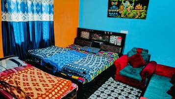 Comfort Room | Desk, free WiFi