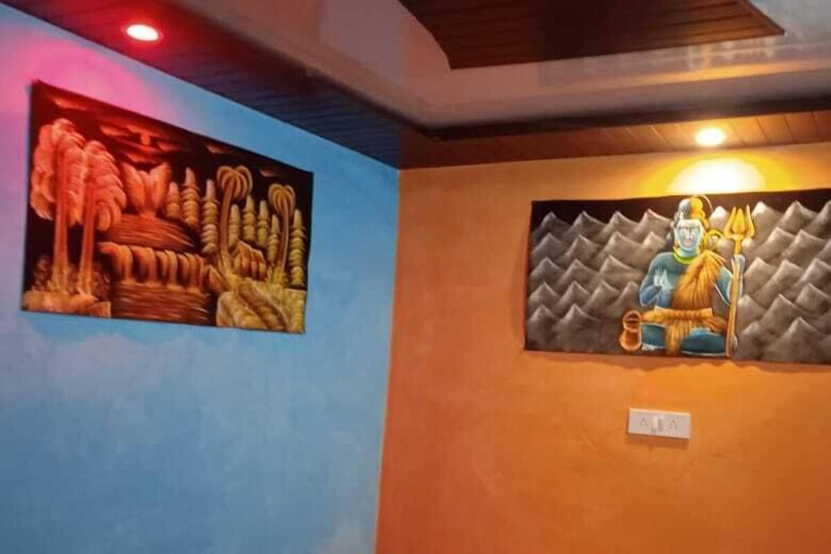 Une pièce comprenant un lit, une peinture murale et un décor au plafond.