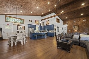 House | 8 bedrooms