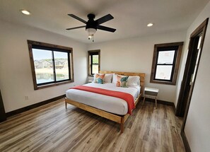 6 bedrooms, iron/ironing board, travel cot, free WiFi - Margarita Villa | Lakefront  | Beach | Game Room | 6 Bedrooms | 4 Bath (New Lisbon)