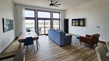 TV, fireplace, ping pong, books