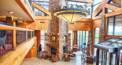 Comfortable 2-bedroom ski-in/ski-out resort in Park City with fitness room, pool