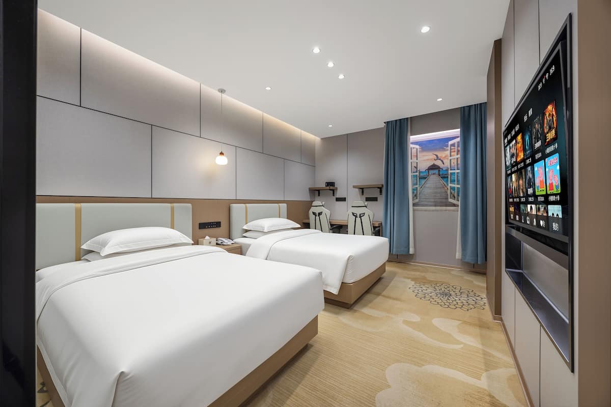 Eenvoudige Twin kamer | Een bureau, een laptopwerkplek, gratis wifi