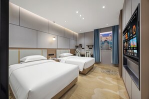 Eenvoudige Twin kamer | Een bureau, een laptopwerkplek, gratis wifi