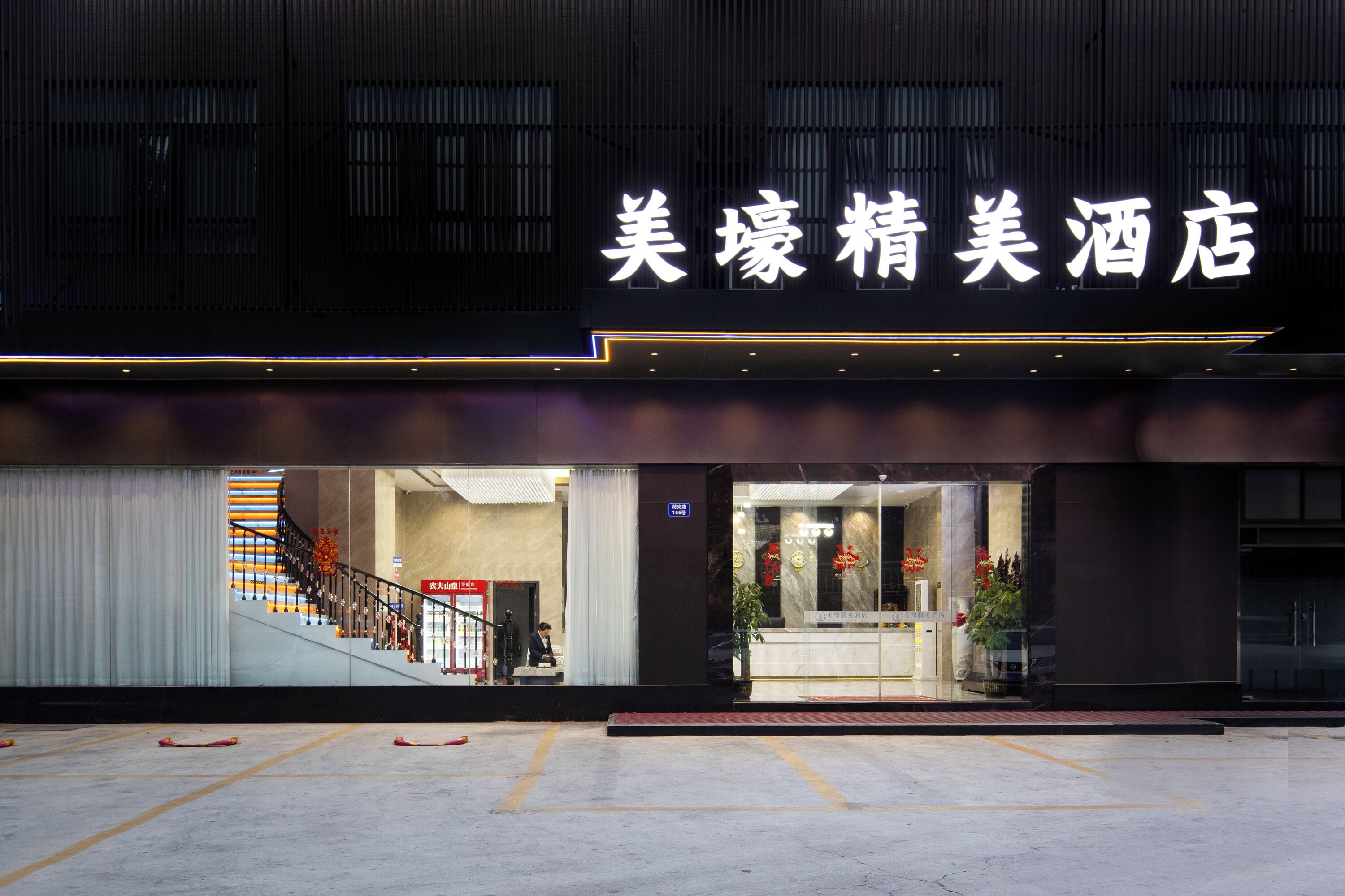 المنشأة من الخارج