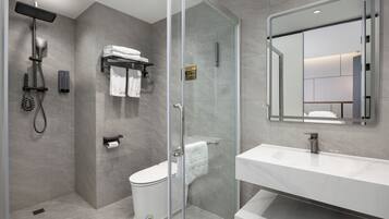 Comfort Suite, City View | Bathroom | Hair dryer, towels, soap, shampoo