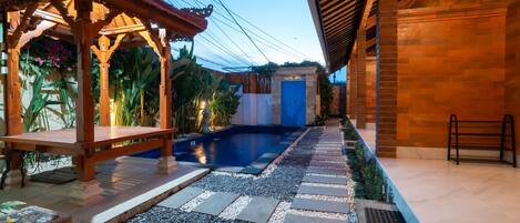 Una piscina al aire libre