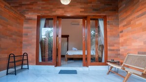 A room with a bed, a bench, and a small table. - Comfortable Private Room in Canggu with High-speed WiFi (Bali)