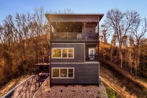 Exterior - Open Skydeck with Spectacular View and Hot Tub (Sevierville)