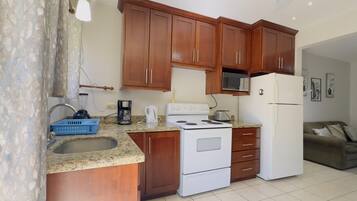 Refrigerador, microondas, cafetera y tetera y tostadora