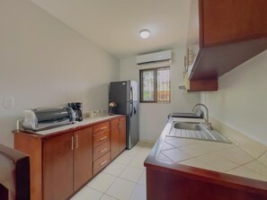 Kühlschrank, Mikrowelle, Wasserkocher mit Kaffee-/Teezubehör