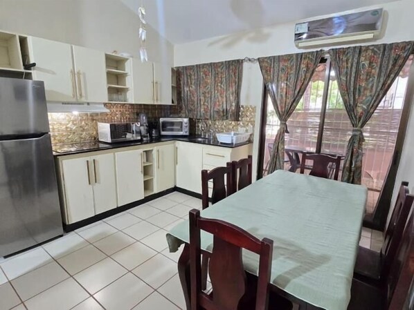 Kühlschrank, Mikrowelle, Wasserkocher mit Kaffee-/Teezubehör