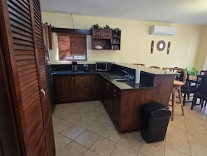 Refrigerador, microondas, horno, utensilios de cocina
