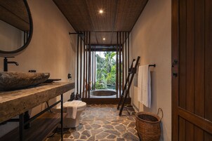 Bañera y ducha independientes, secador de pelo, toallas, jabón