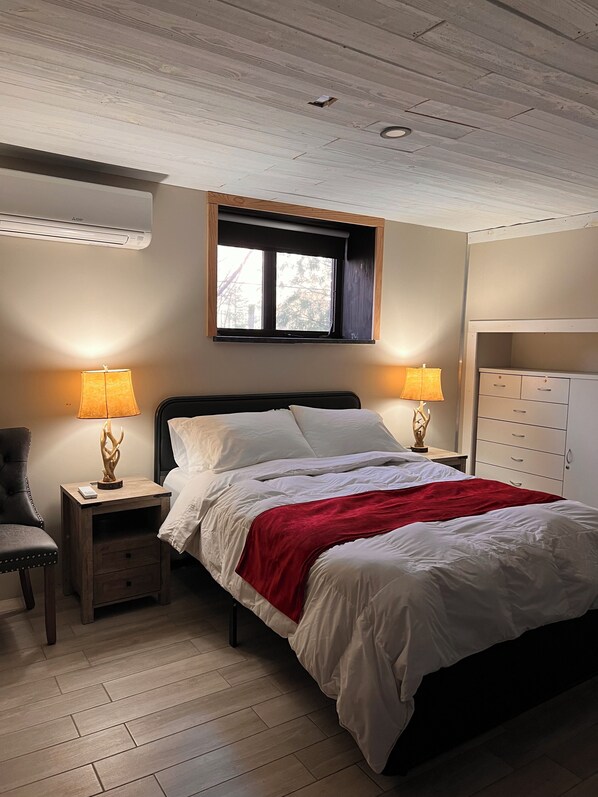 1 chambre, coffre-fort, bureau, fer et planche à repasser