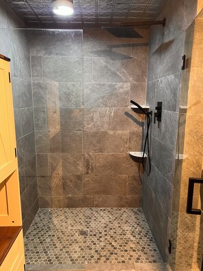 Douche, séchoir à cheveux, serviettes fournies, savon