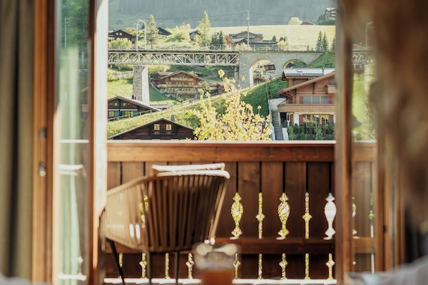 客房内保险箱、办公桌、笔记本电脑工作区、熨斗/熨板