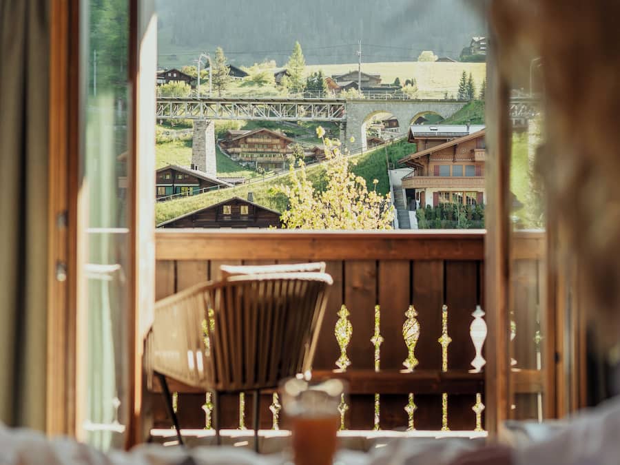 Värdeförvaringsskåp på rummet, skrivbord och arbetsyta för laptop