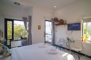 Desk, free WiFi - Sophia Homestay Hoi An (Da Nang)