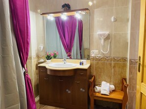 Dusche, Haartrockner, Handtücher
