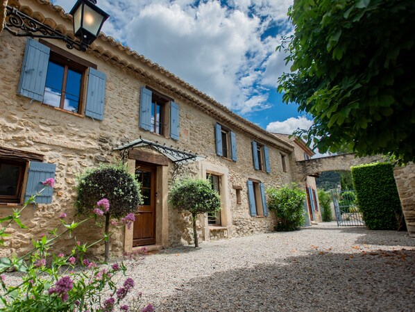 Exterior - Characteristic country house with A/C and a pool (Séguret)