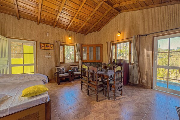 Chambre Deluxe, vue colline | Coin séjour | Télévision à écran plat de 40 cm avec chaînes par câble