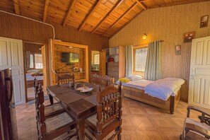 Deluxe kamer, uitzicht op heuvels | Dineerruimte