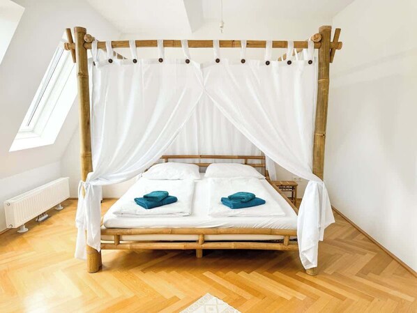 4 bedrooms, desk, iron/ironing board, WiFi