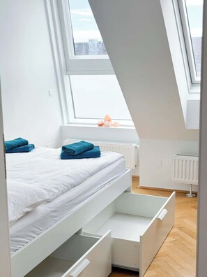 4 bedrooms, desk, iron/ironing board, WiFi