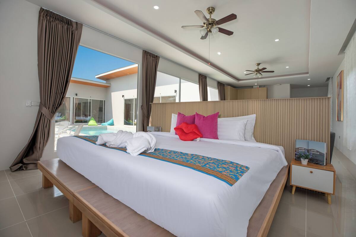 One bedroom suite with pool access | 고급 침구, 오리/거위털 이불, 필로우탑 침대, 객실 내 금고