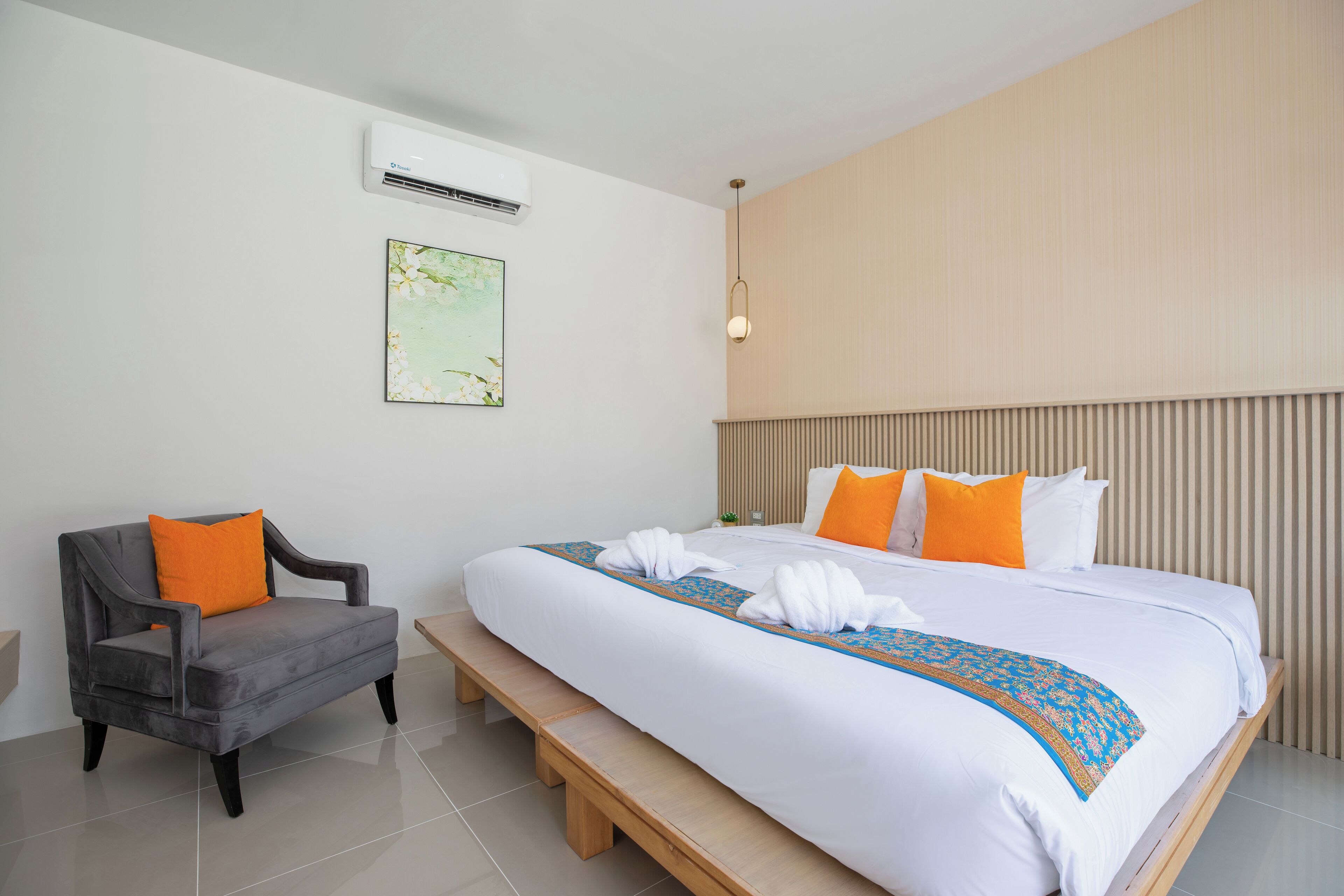 Deluxe double room with pool access | Seprai premium, selimut bulu angsa, bantalan ekstra lembut, dan brankas