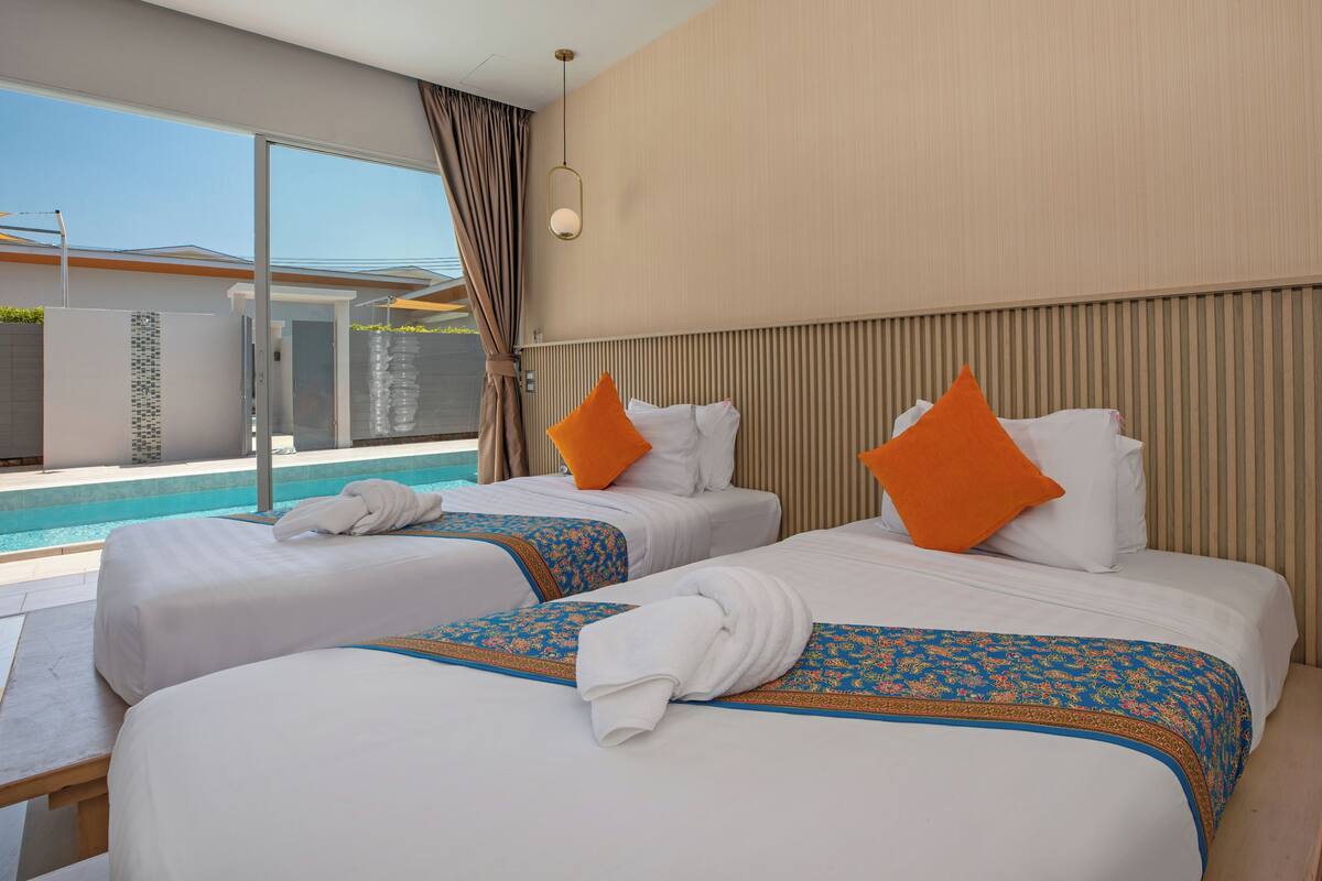 Deluxe twin room with pool access | 고급 침구, 오리/거위털 이불, 필로우탑 침대, 객실 내 금고
