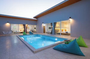 Four bedroom villa with private pool | 高档床上  用品、羽绒被、加厚床垫、客房内保险箱