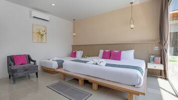 Deluxe Family Room with pool access | Ropa de cama de alta calidad, edredón y camas con pillow-top