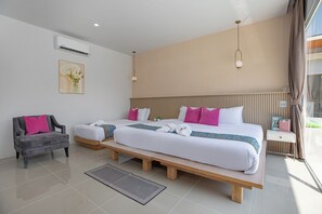 Deluxe Family Room with pool access | Ylelliset vuodevaatteet, untuvapeitot, pillowtop-patjalliset sängyt