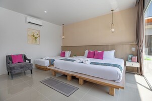 Deluxe Family Room with pool access | 高档床上用品、羽绒被、加厚床垫、客房内保险箱