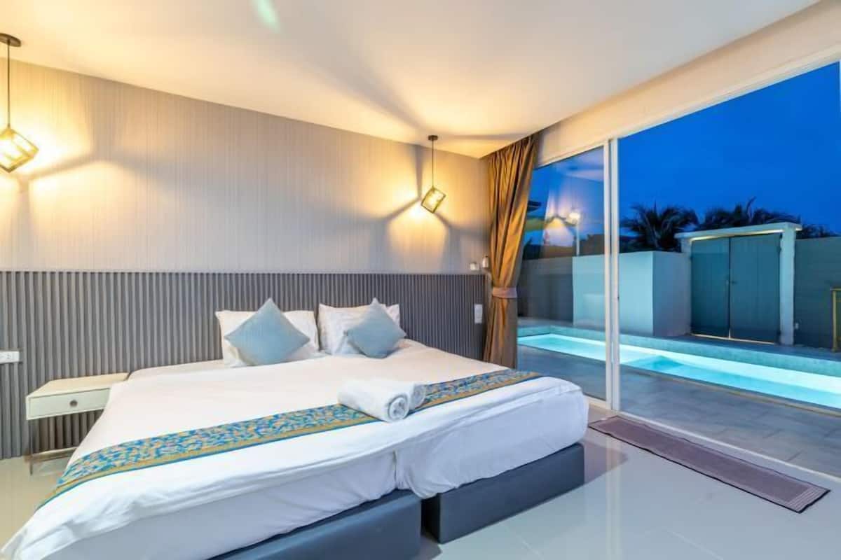 1 bedroom, premium bedding, down comforters, pillowtop beds