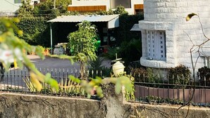 A building with a sign reading "MERITUS MOUNT ABU". - Hotel Meritus Mount Abu (Abu Road)