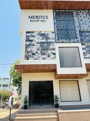 Front of property - Hotel Meritus Mount Abu (Abu Road)