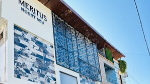 A modern building with a sign reading "Meritus Mount Abu". - Hotel Meritus Mount Abu (Abu Road)