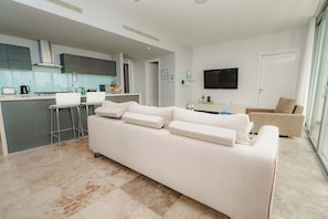 TV - Exclusive and luxury 1BR with balcony in Yoo Panama (Panamá)