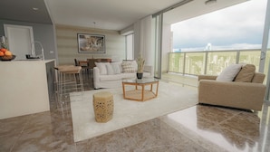 Un salon moderne comprenant un canapé, une table basse et un coin repas avec des chaises et une table.