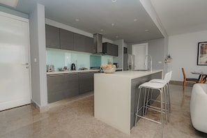 Fridge, microwave, oven, coffee/tea maker - Exclusive and luxury 1BR with balcony in Yoo Panama (Panamá)